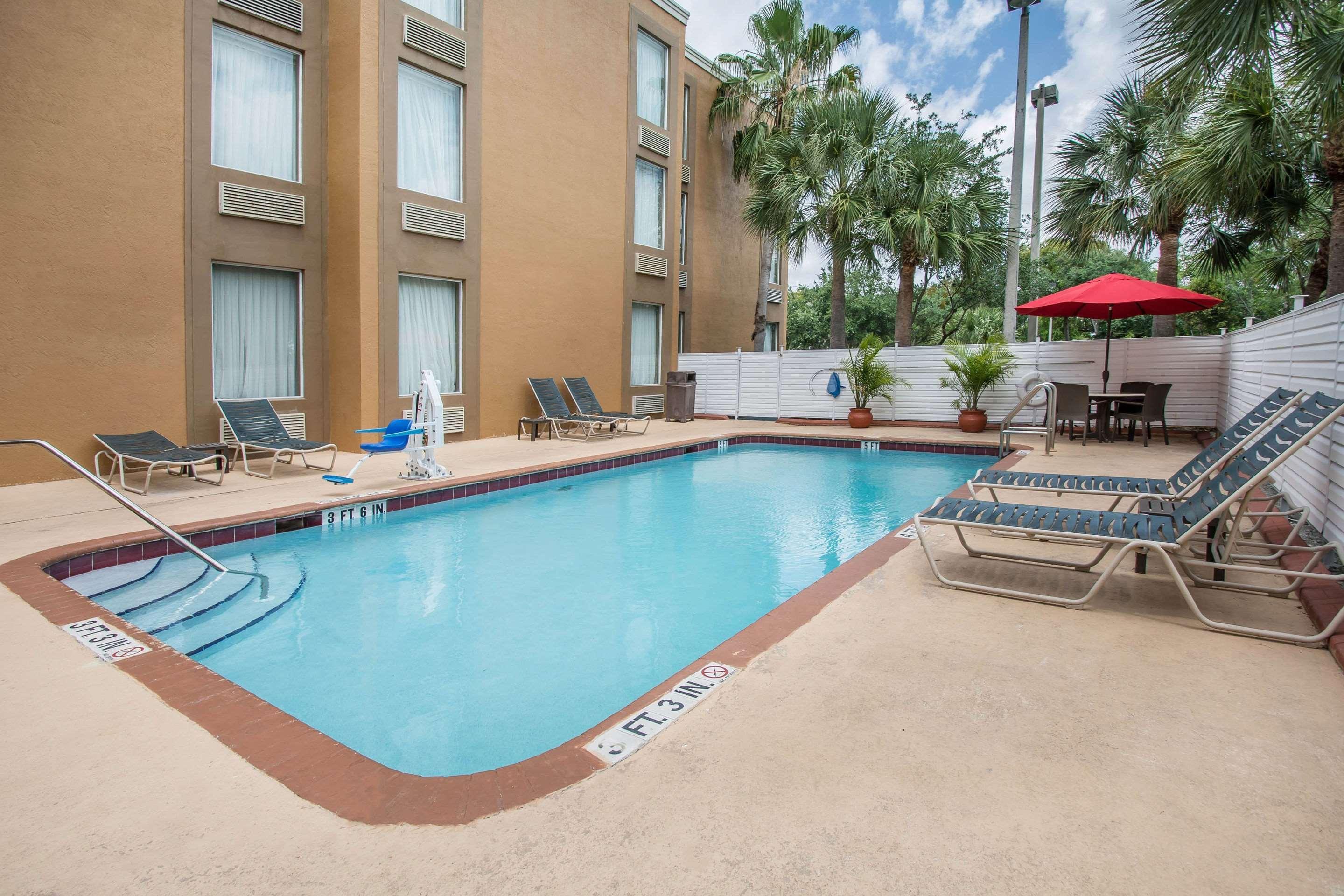 Comfort Inn & Suites Fort Lauderdale West Turnpike Lauderdale Lakes Exterior photo