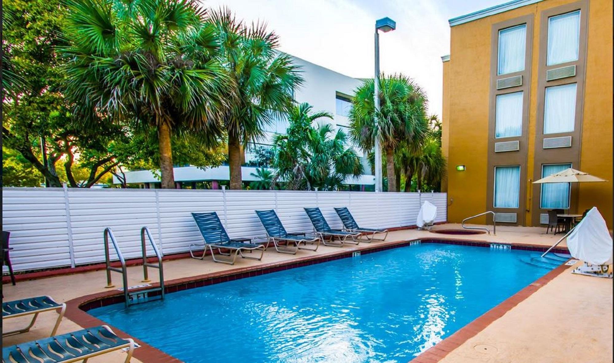 Comfort Inn & Suites Fort Lauderdale West Turnpike Lauderdale Lakes Exterior photo